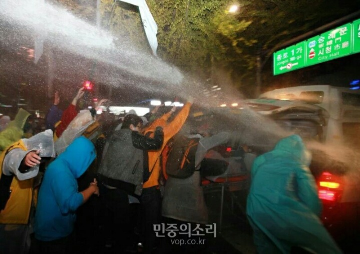 구급차를 향해 물대포를 쏘는 경찰 | 인스티즈