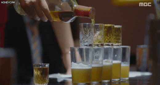 배우 이유리의 폭탄주 제조 실력.gif | 인스티즈