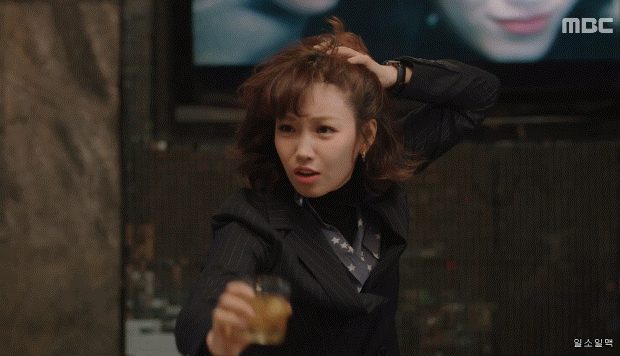 배우 이유리의 폭탄주 제조 실력.gif | 인스티즈