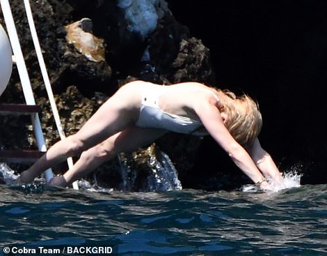 이태리에서 엠버 허드 하얀 수영복 | 인스티즈