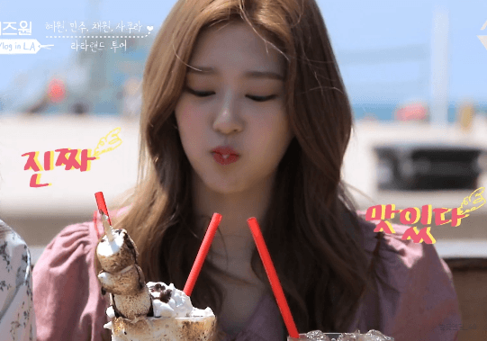 해변가에서 예쁜 척(?)하면서 분위기 잡는 민주 | 인스티즈