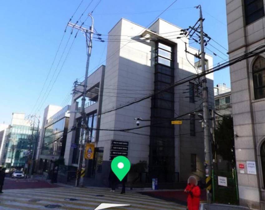 점점 커지는 소속사 건물 | 인스티즈