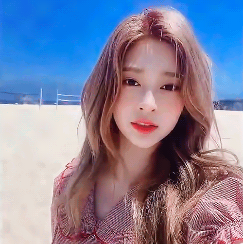 해변가에서 예쁜 척(?)하면서 분위기 잡는 민주 | 인스티즈