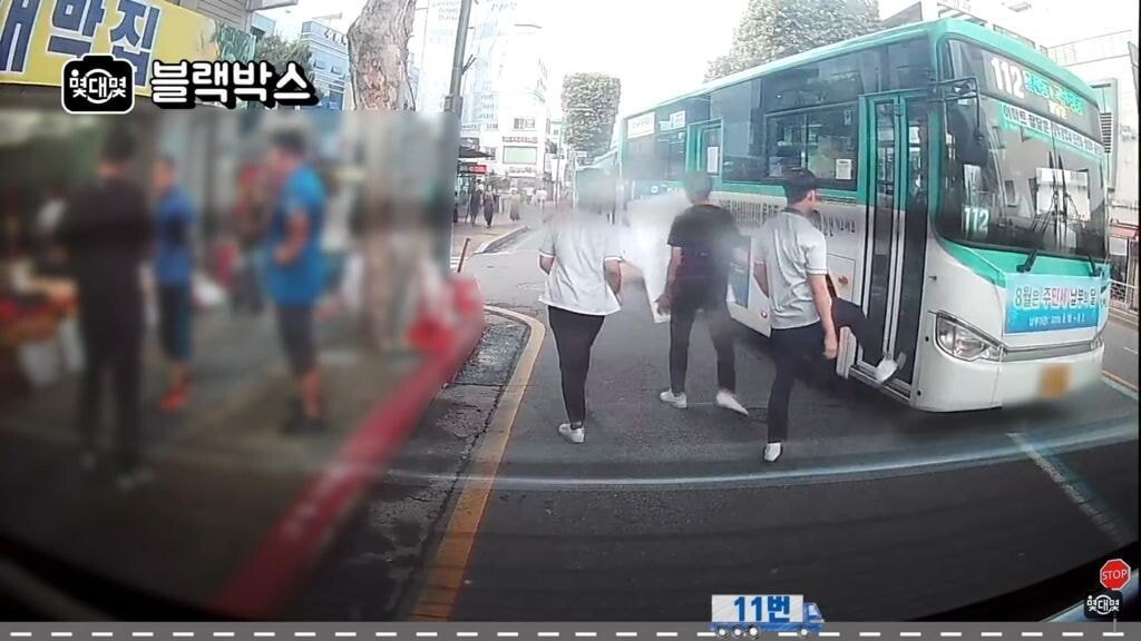 버스에 발로 화풀이하는 학생 | 인스티즈