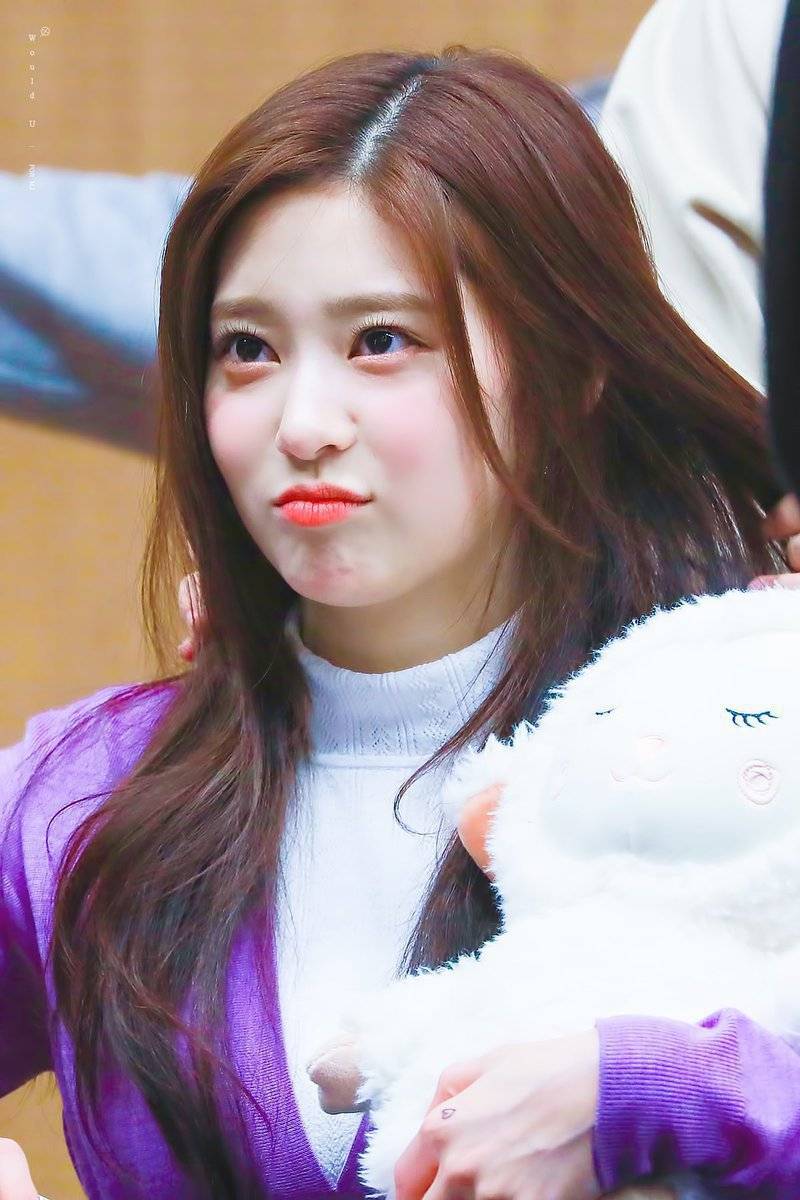 해변가에서 예쁜 척(?)하면서 분위기 잡는 민주 | 인스티즈