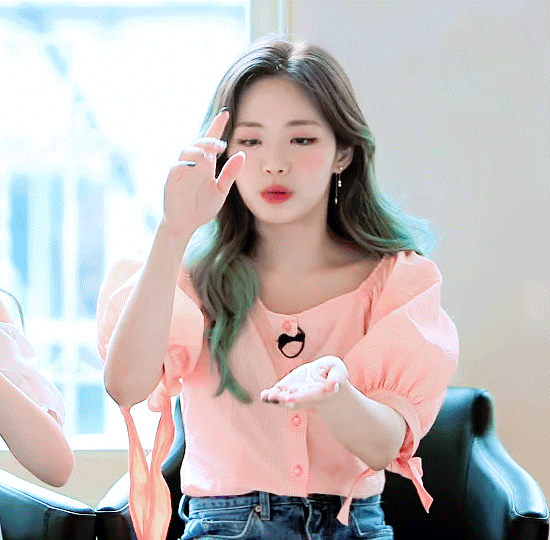 프로미스나인에서 가장 진중하고 과묵한 멤버 | 인스티즈