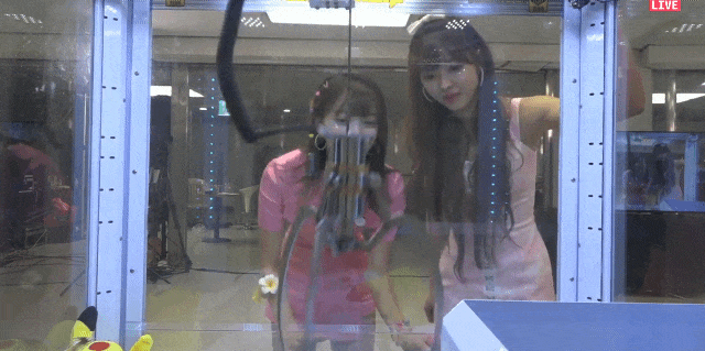 오마이걸 비니&amp;유아 인형뽑기.gif | 인스티즈