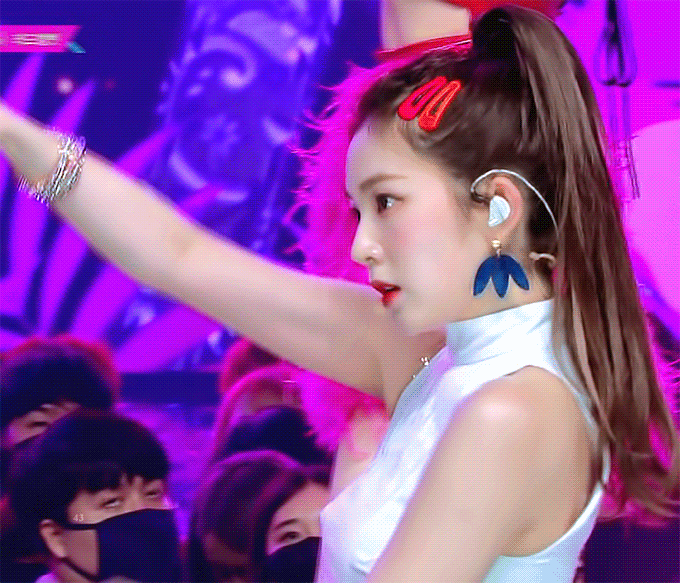 머리에 빨간삔 꼽은 레드벨벳 아이린.gif | 인스티즈