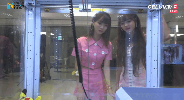 오마이걸 비니&amp;유아 인형뽑기.gif | 인스티즈