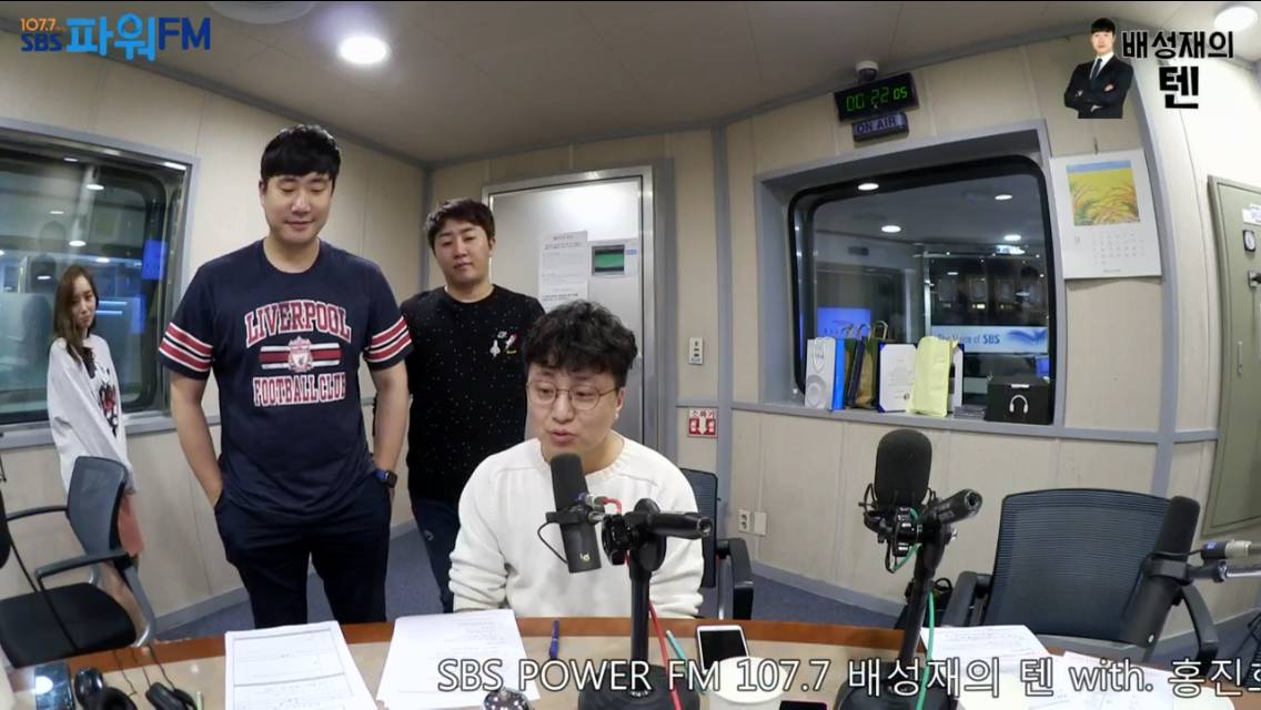 배텐 마지막 인사하는 이석우 기자.jpg | 인스티즈