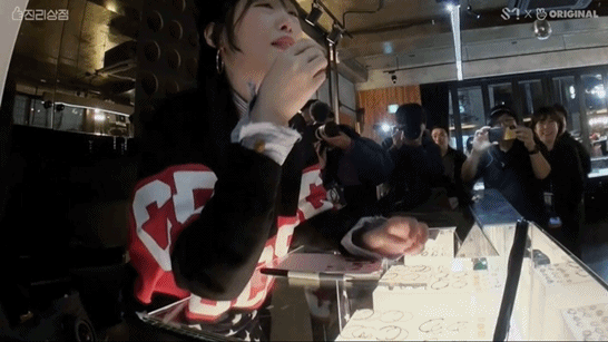 태연이 와줘서 울먹이는 설리...gif | 인스티즈