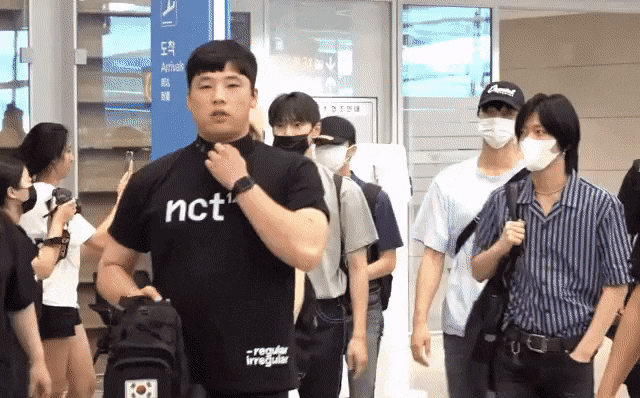 공항에서 숄더체크 당하는 아이돌팬.gif | 인스티즈