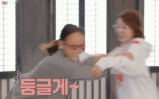 캠핑클럽 전후로 허그의 강도가 달라진 이효리 이진.gif | 인스티즈