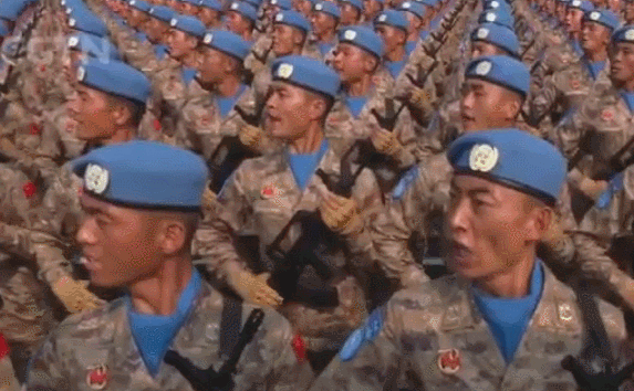 중국 열병식에서 치명적인 실수한 군인.gif | 인스티즈