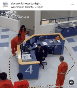 교도관에게 덤비는 죄수 | 인스티즈