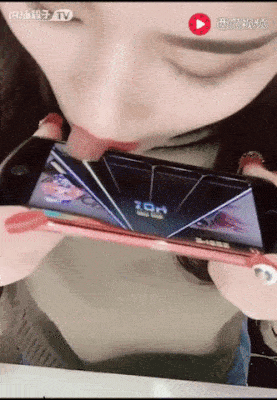 혀로 스마트폰 게임하는 여인 | 인스티즈