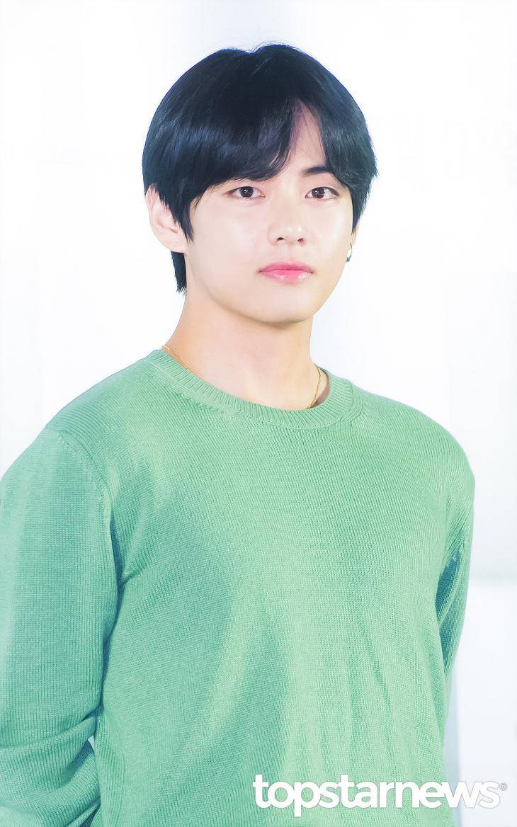 방탄소년단(BTS) 뷔, 이유 있는 자신감이란 이런 것…네티즌 "모를 수 없는 미모” | 인스티즈