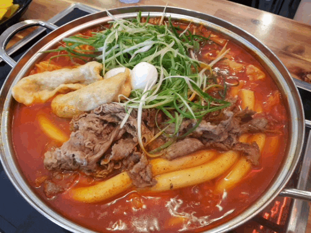 불고기순대오징어튀김 토핑! 청년다방 떡볶이 gif | 인스티즈