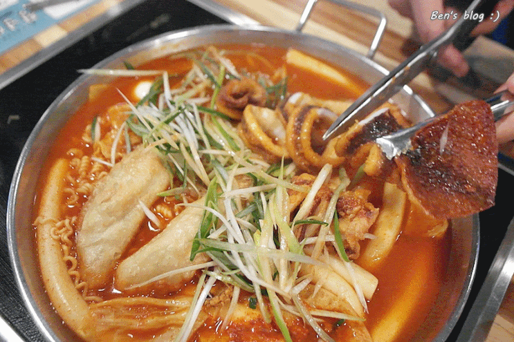 불고기순대오징어튀김 토핑! 청년다방 떡볶이 gif | 인스티즈