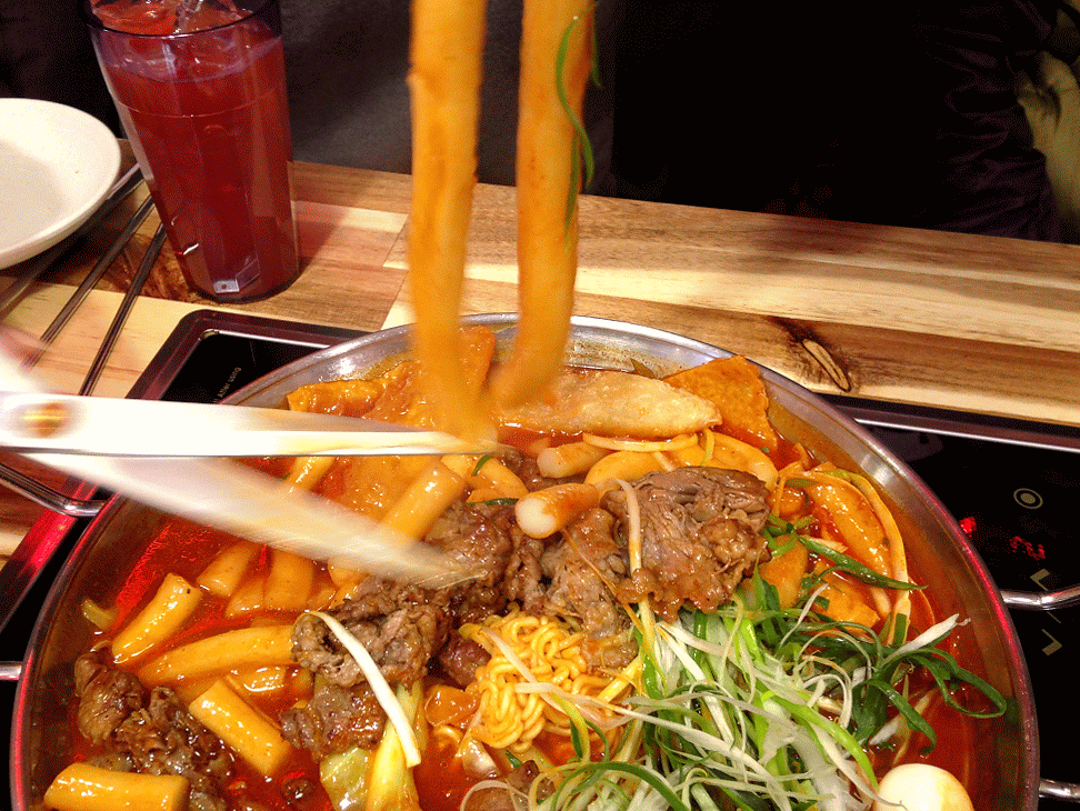 불고기순대오징어튀김 토핑! 청년다방 떡볶이 gif | 인스티즈