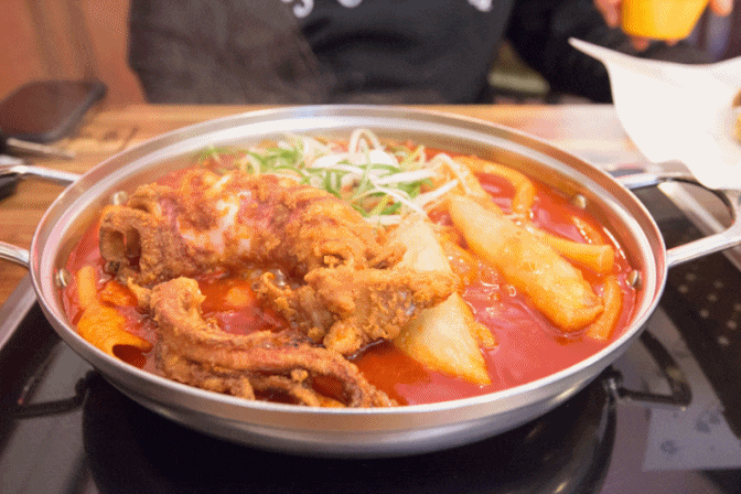 불고기순대오징어튀김 토핑! 청년다방 떡볶이 gif | 인스티즈