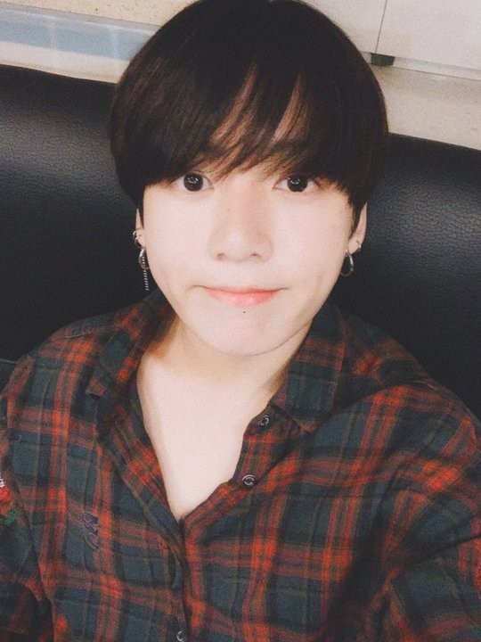 방탄소년단 정국, 긴 머리 싹둑 인증샷…더 어려진 비주얼 | 인스티즈