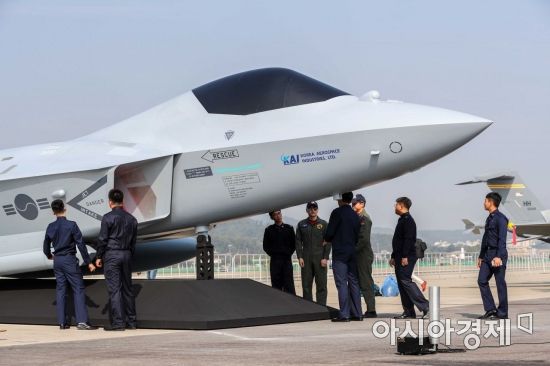 [영상첨부] 오늘 처음으로 공개된 한국형 전투기"KFX"목업(실물 모형).jpg | 인스티즈