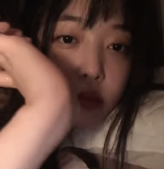 인스타 라이브에서 악플 읽던 설리 표정 변화.jpgif | 인스티즈