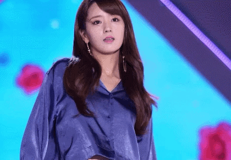 무대 위의 윤보미 | 인스티즈