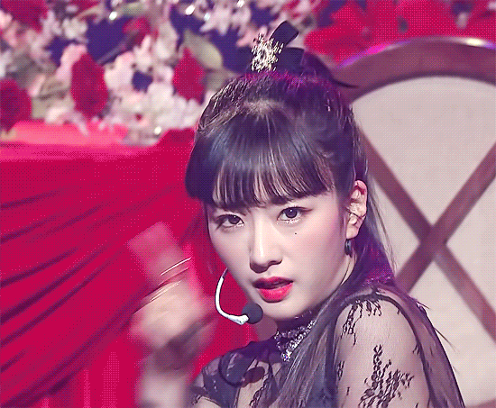 무대 위의 윤보미 | 인스티즈