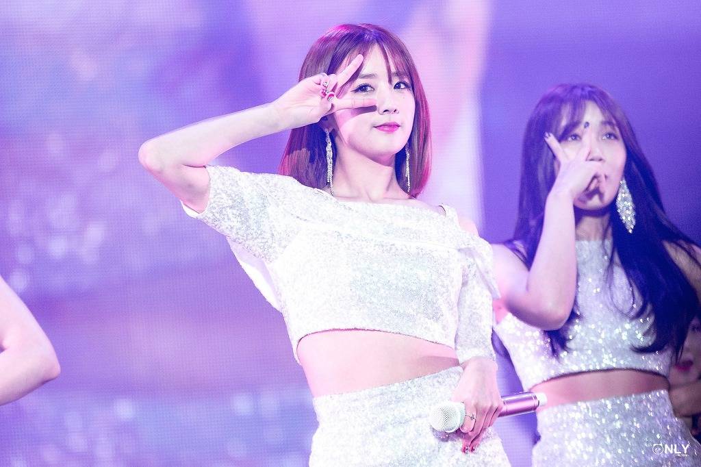 무대 위의 윤보미 | 인스티즈