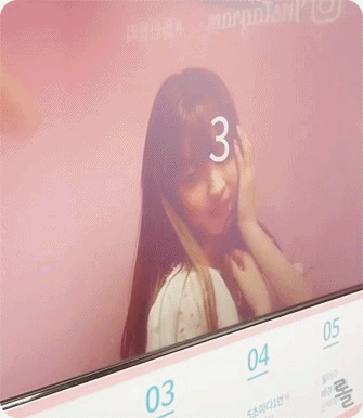 혼자 스티커 사진 찍는 오마이걸 유아.gif | 인스티즈