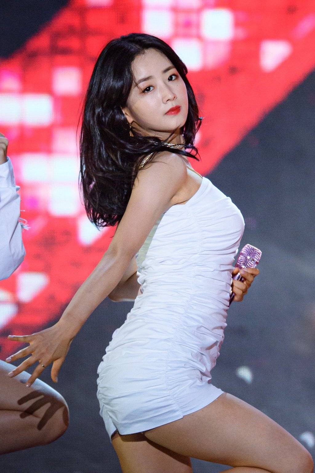 무대 위의 윤보미 | 인스티즈