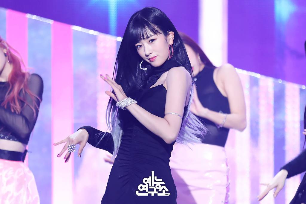 무대 위의 윤보미 | 인스티즈