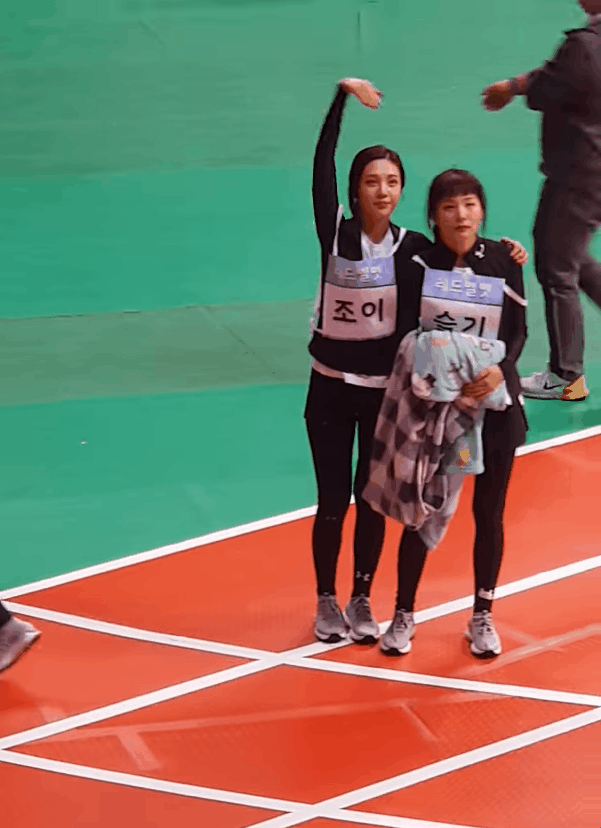 답답한 슬기 언니를 다루는 방법을 깨달은 조이.gif | 인스티즈