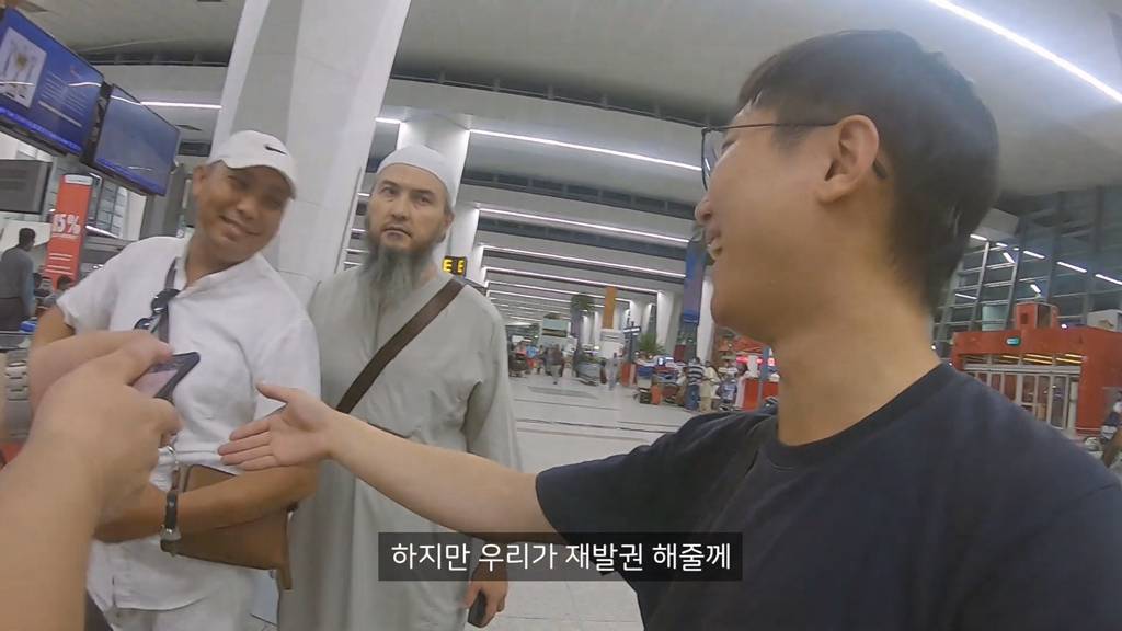 항공편 결항에 대처하는 인도 승무원 | 인스티즈