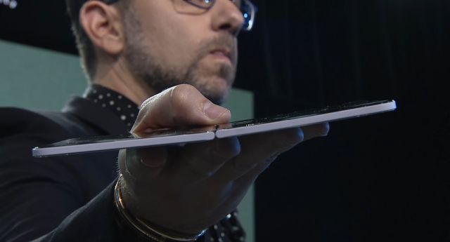 2일(현지시간) 미국 뉴욕 서피스 신제품 발표 행사장에서 공개된 안드로이드 기반 듀얼스크린 폴더블 스마트폰 서피스 듀오(Surface Duo). 내년말 출시 예정이다.