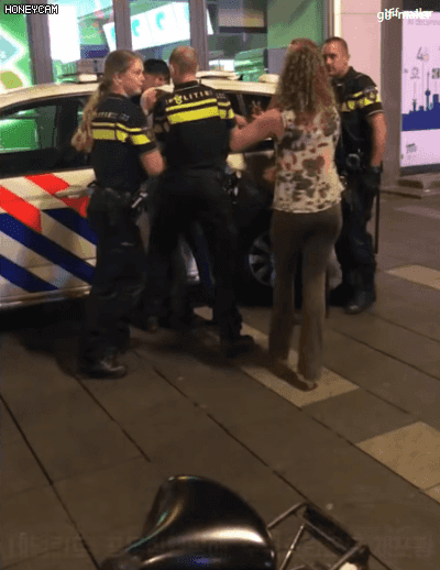 네덜란드 경찰이 만취녀를 대하는 태도.....gif | 인스티즈