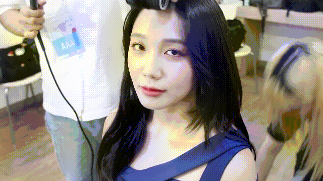 콘서트 전 화장 받는 에이핑크 정은지.gif | 인스티즈