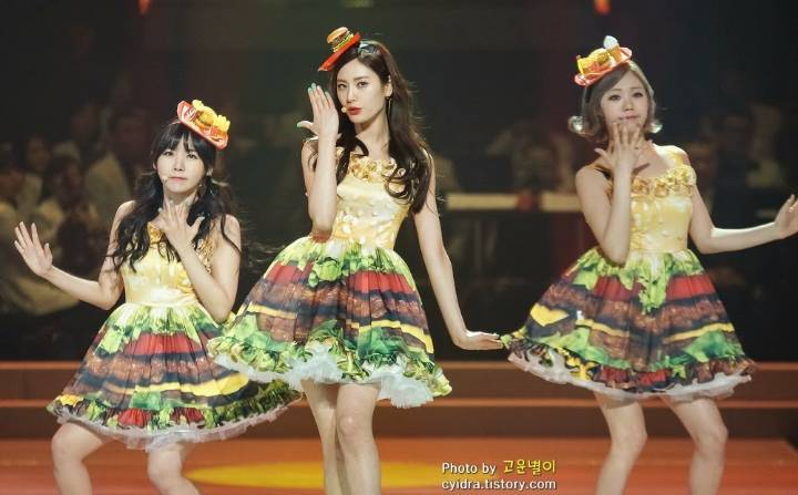 여자 아이돌 의상 레전드.jpg | 인스티즈