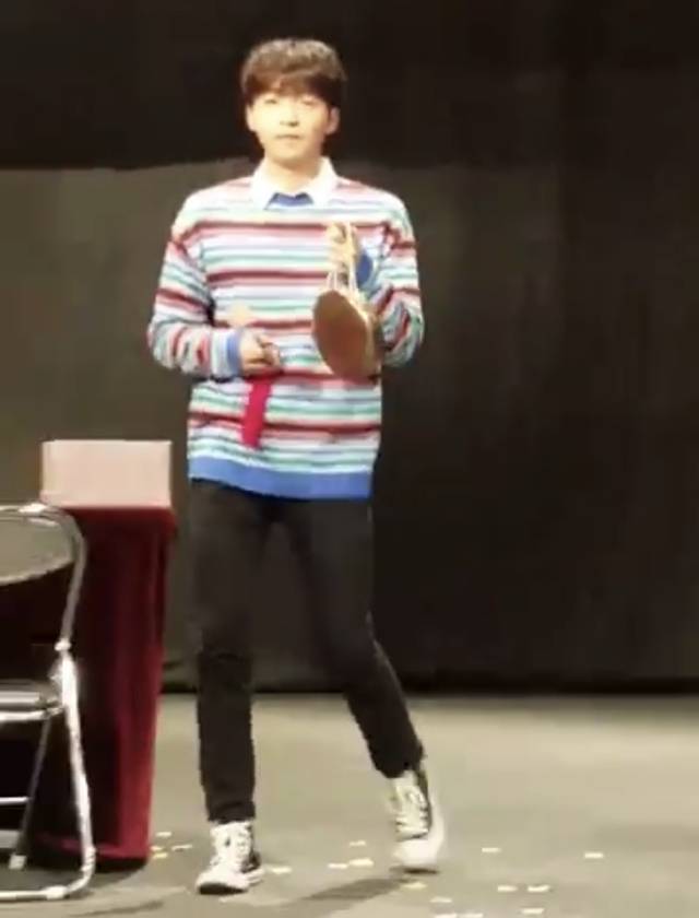 분위기는 도서관인데 상황은 돗대기 시장인 어느 가수의 사인회 | 인스티즈