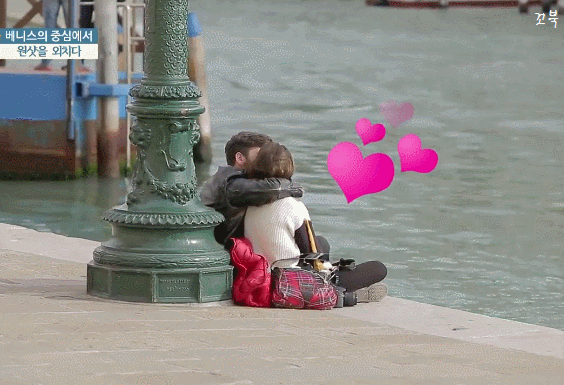 커플을 보고 심기가 불편해진 여자친구 신비.gif | 인스티즈