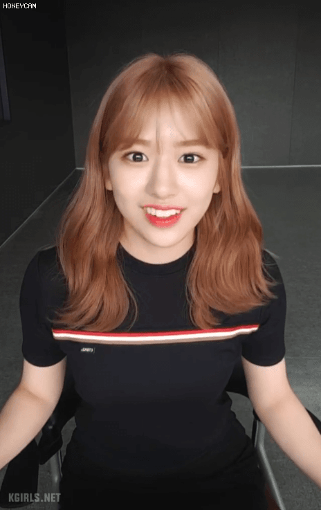 V앱 도중 너무 짧은 치마....당황한 안유진.gif | 인스티즈