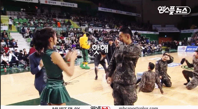 군인한테 포상 내려주는 강윤이 치어리더.jpgif | 인스티즈