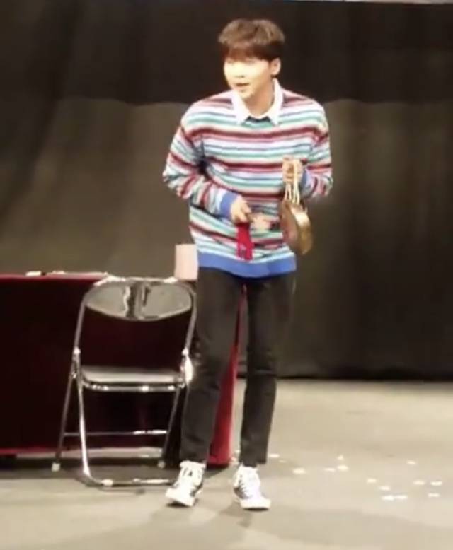 분위기는 도서관인데 상황은 돗대기 시장인 어느 가수의 사인회 | 인스티즈