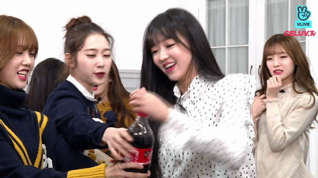 오마이걸 유아의 페트병 뚜껑 따기 도전.gif | 인스티즈