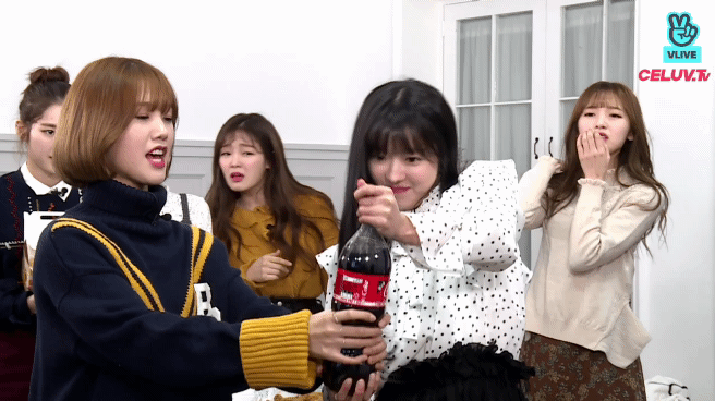 오마이걸 유아의 페트병 뚜껑 따기 도전.gif | 인스티즈