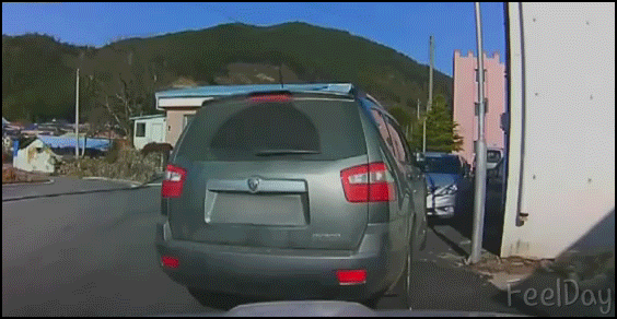 딸이 차 사고 났는데 웃는 아빠.gif | 인스티즈