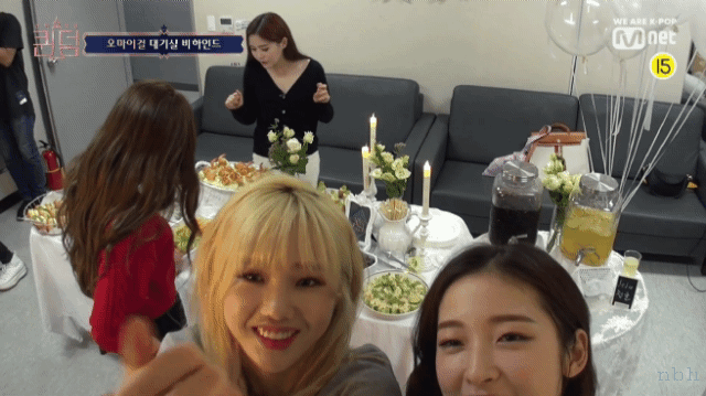 오마이걸 퀸덤 대기실 비하인드.gif | 인스티즈