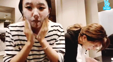 트와이스 모모 브이앱 하는데 댓글로 계속 세수 브이앱 요구하는 극성팬 | 인스티즈